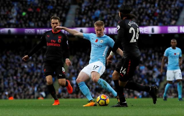  阿森纳零封曼城登顶积分榜首  