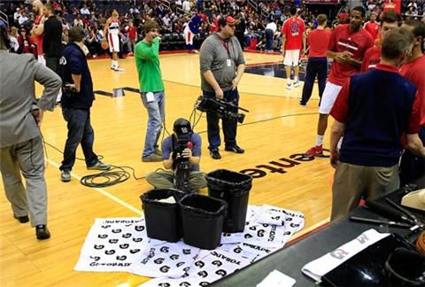  摩纳哥主场灯光故障，比赛中断半小时  